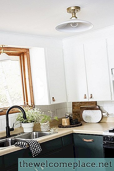 Estas 8 ideas de iluminación de cocina pequeña son grandes en estilo