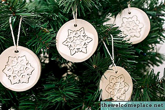 Estos encantadores adornos de arcilla para árboles de Navidad son muy fáciles de hacer