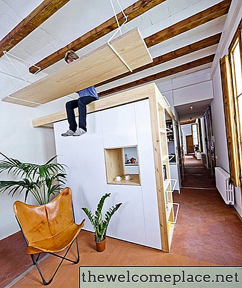 El escritorio suspendido de este apartamento en Barcelona es para personas con alto rendimiento literal