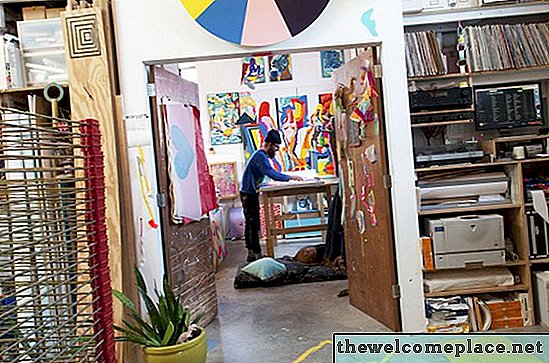 Това студио на художника на „Широк град“ се променя всеки ден - винаги е жив и луд и движещ се