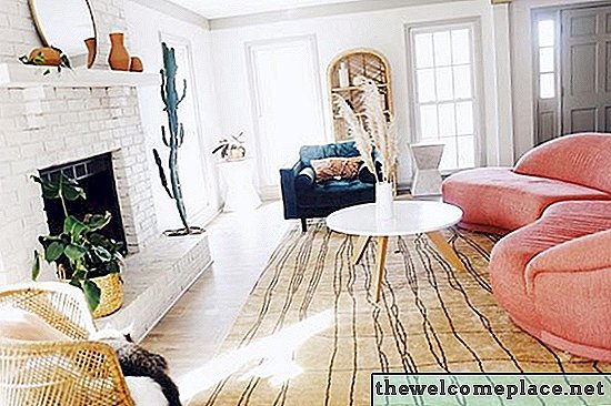 Esta encantadora sala de estar está atando à tendência de móveis curvos
