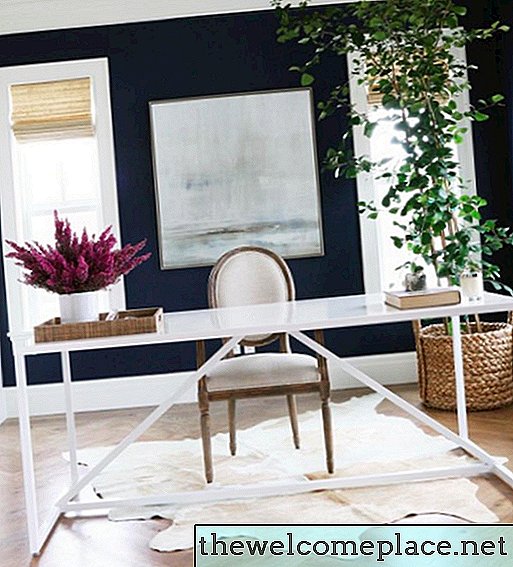 Esta elegante oficina en casa es el sueño de un minimalista hecho realidad