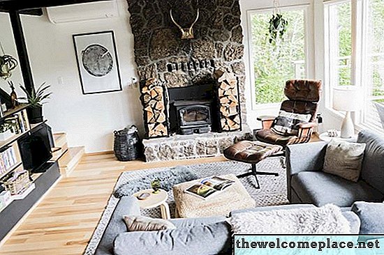 Dieses gemütliche Airbnb bietet Floyd-Möbel und einen Kamin aus Naturstein