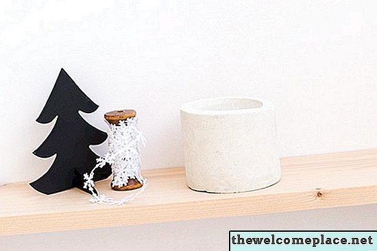 Dieser DIY konkrete Kerzenhalter spricht unsere moderne Feiertagsästhetik an