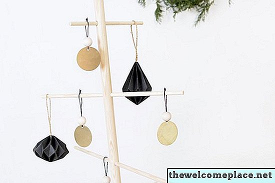 Este ornamento DIY é uma declaração de beleza minimalista para sua árvore de férias