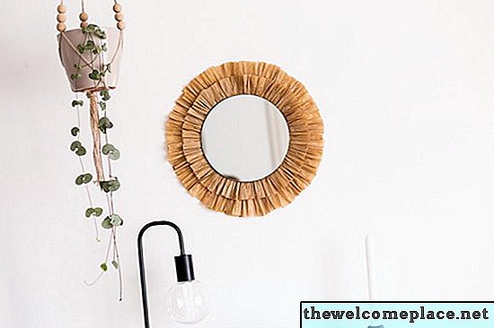 Este espejo de rafia DIY es la pieza decorativa perfecta para cualquier habitación