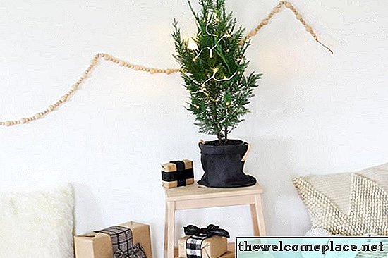 Este soporte de lienzo encerado de bricolaje para su árbol navideño se puede usar realmente durante todo el año