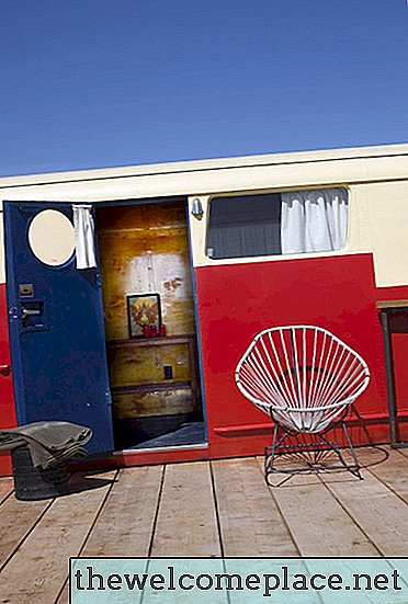 Este hotel Funky Marfa cuenta con yurtas y casas rodantes de época