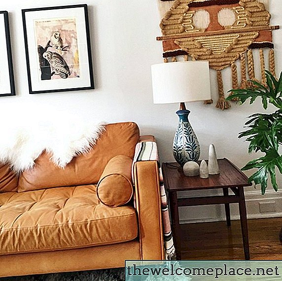 Esta sala de estar en capas tiene el sofá de cuero de tus sueños