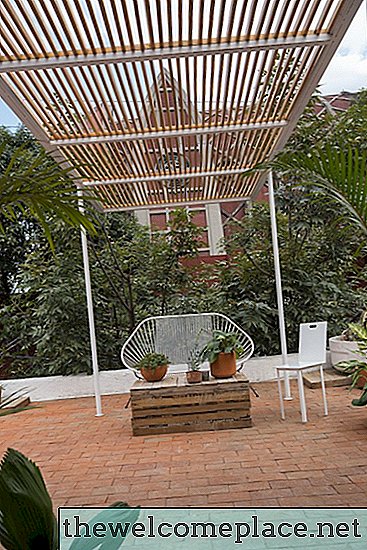 Denna minimala lägenhet i Mexico City öppnar sig för det perfekta utomhusområdet