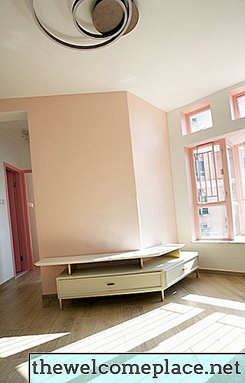 Este apartamento minimalista de Rosy-Hued fue inspirado literalmente por la película "Pretty in Pink"