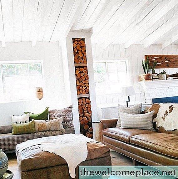 Esta sala de estar rústica dá um toque moderno ao estilo country