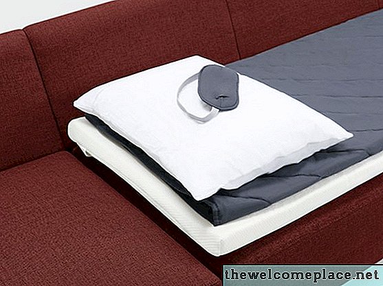 Ce kit de sommeil permettra à vos invités de passer la nuit à dormir sur le canapé
