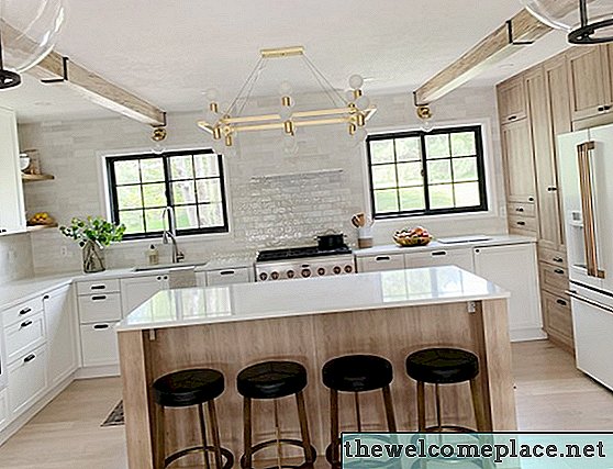 يتميز هذا المطبخ المذهل من تصميم Chris Loves Julia بمهارة بارعة من ايكيا
