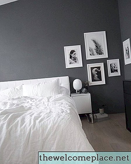 Denne fantastiske skyggen av grå løfter et drømmende, minimalt soverom
