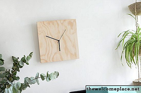 لجعل هذه الساعة الحديثة من الخشب الرقائقي أنيقة ، اتبع لدينا DIY سهلة