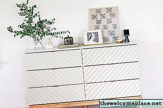 Transformujte skromný IKEA Dresser do nádhernej spálne