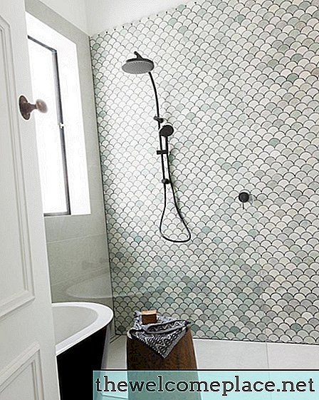 Paverskite savo vonios kambarį vonia su rankinėmis dušo galvutėmis ir kūno purškikliais