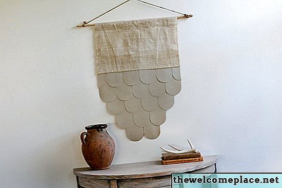 Lita på oss, din vägg behöver helt enkelt denna hängande konst med läderstycken