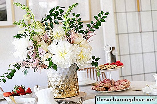 Izmēģiniet šo DIY galda priekšmetu, izmantojot ziedus no Meghan Markle un prinča Harija kāzām