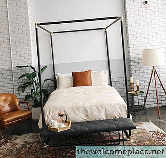 Tuftade möbler lägger till ett lager av sofistikering i ett neutralt sovrum