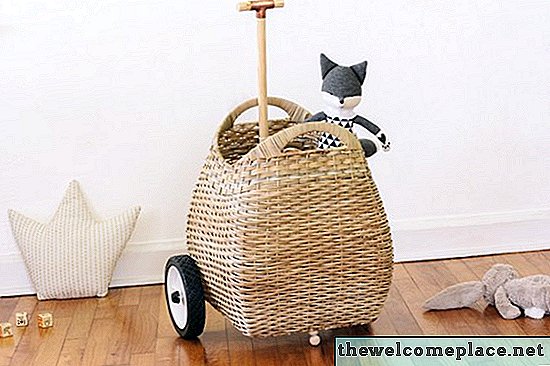 Convierte cualquier canasta en un adorable carrito de juguete para niños con este sencillo tutorial