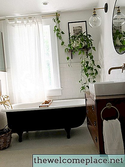 Draai de handen van de tijd terug met deze vintage ideeën voor badkamerverlichting