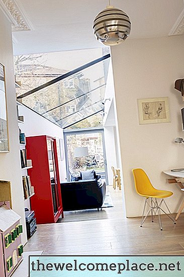 Dva poročena arhitekta posodabljata in ohranjata brezčasen dom v Londonu