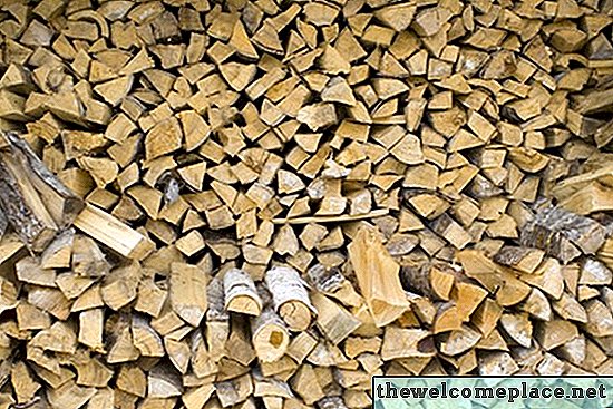 Arten von brennendem Holz, die stinken