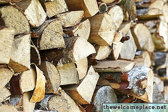 Arten von Holz in einem Kamin zu brennen