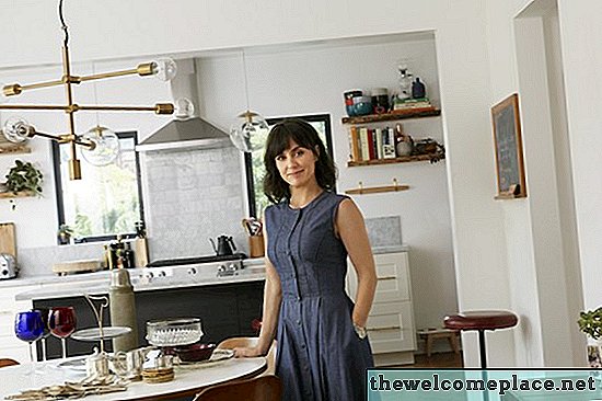 L'actrice 'UnREAL' Constance Zimmer vend des objets de décoration de chez elle