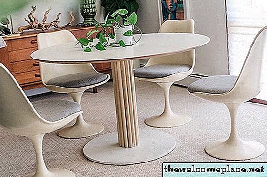 डॉवेल्स का उपयोग करके, हमने इस लोकप्रिय IKEA टेबल को एक सुंदर नया रूप दिया