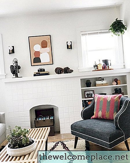 Una mesa de café versátil hace que una sala de estar elegante sea aún más funcional