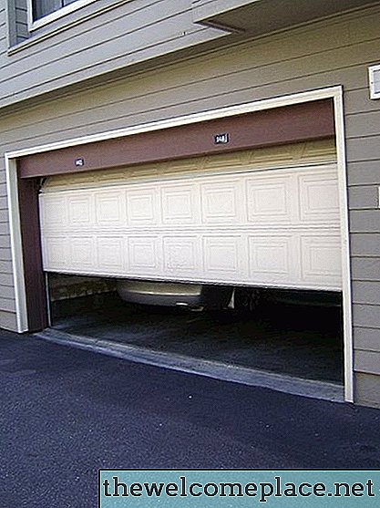 Portas de garagem de vinil vs. Aço