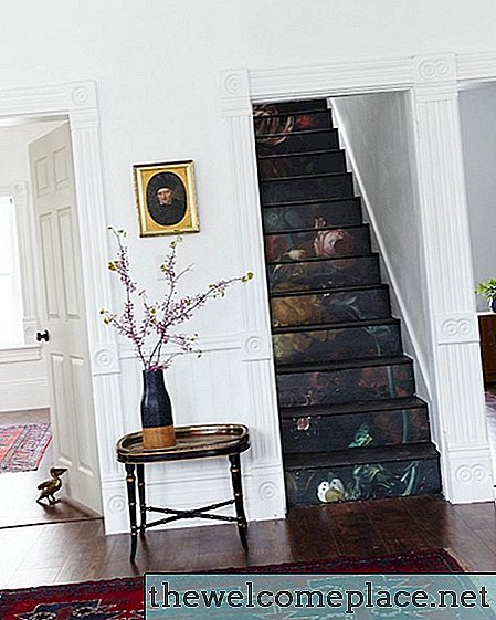 Les escaliers en papier peint sont les détails de la conception dont vous ne saviez pas avoir besoin
