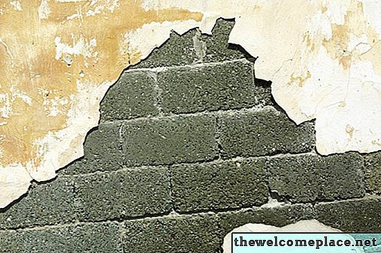 Pareti in blocchi di cemento danneggiati dall'acqua
