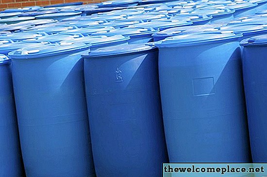 Manieren om 55-gallon plastic vaten schoon te maken