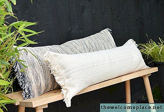 Proyecto de fin de semana: convierta una alfombra IKEA en lindas almohadas de banco con flecos