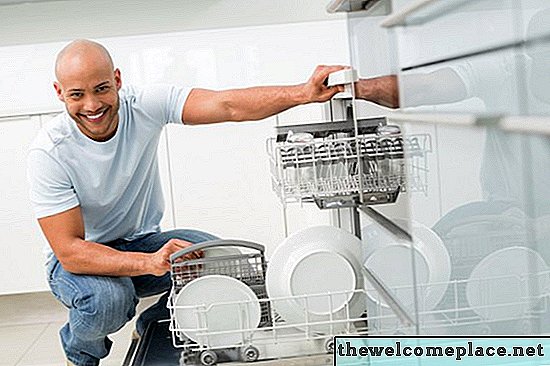 Quais são as causas de bater na máquina de lavar louça?