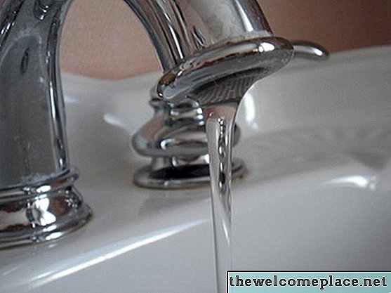 Quais são as causas da pressão da água em uma casa?
