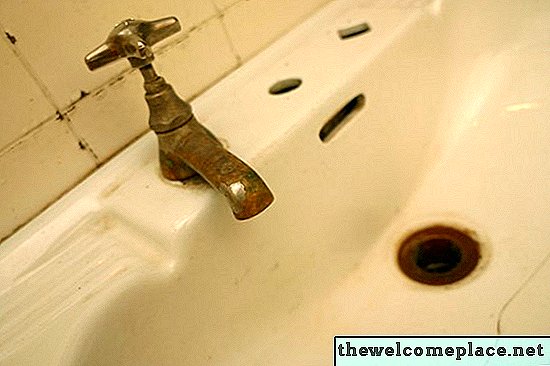 Какви са причините за изтичане на вода в мивката?