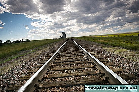 Quels sont les dangers des traverses de chemin de fer traitées?