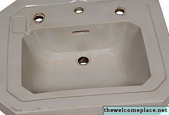 Za što su rupe na strani odvoda za sudopere?
