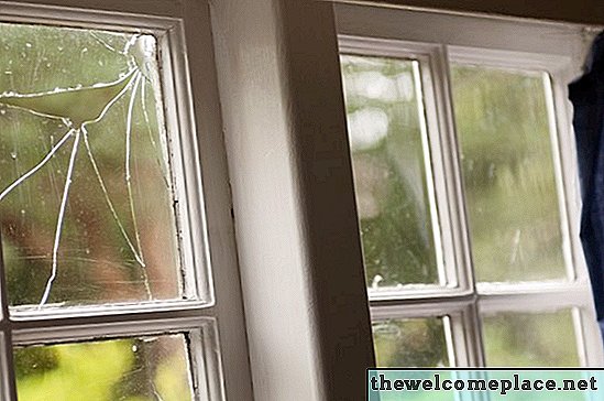 O que pode ser colocado em uma janela de vidro rachada para ocultar ou misturar a rachadura?
