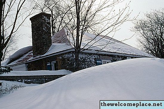 Cosa posso costruire per impedire alla neve di andare alla deriva lungo il lato della mia casa?