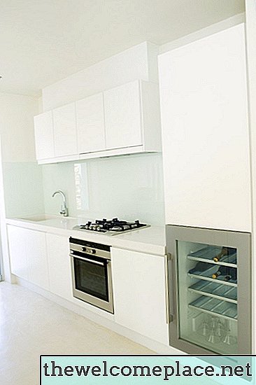 Hva kan jeg plassere mellom komfyr og kjøleskap?