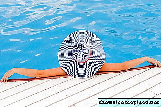 Quali sono le cause del basso contenuto di cloro in una piscina di acqua salata?