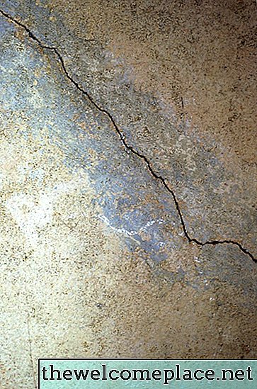 O que causa rachaduras nas linhas finas das paredes?