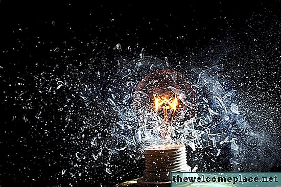 ما الذي يسبب انفجار المصابيح الكهربائية؟