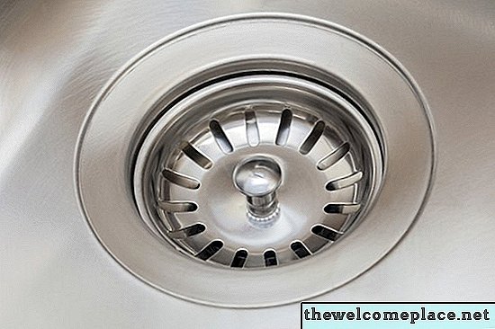 ¿Qué causa un olor a humedad en el desagüe del fregadero de la cocina?